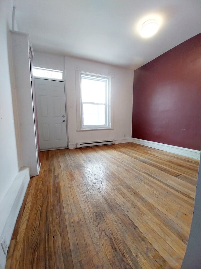 Building Photo - 601 Av. Bourbonnière