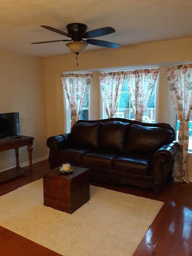Building Photo - 3209 Colonial Dr