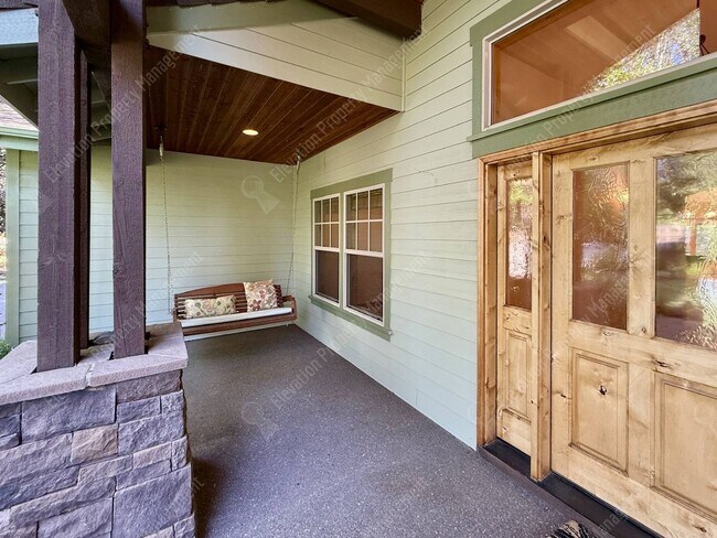 Foto del edificio - Gorgeous 3 BR home with chef's kitchen in quiet SE Bend location