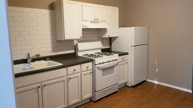 Building Photo - Cute STUDIO Apartment with laundry hookups