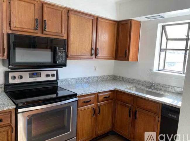 Foto del edificio - Room in Townhome on Royal Ln