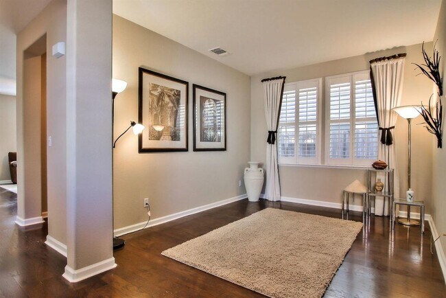 Foto del edificio - Stunning (Formal Model) 3/3 w/Huge Loft!  Please read entire ad before requesting a viewing!!