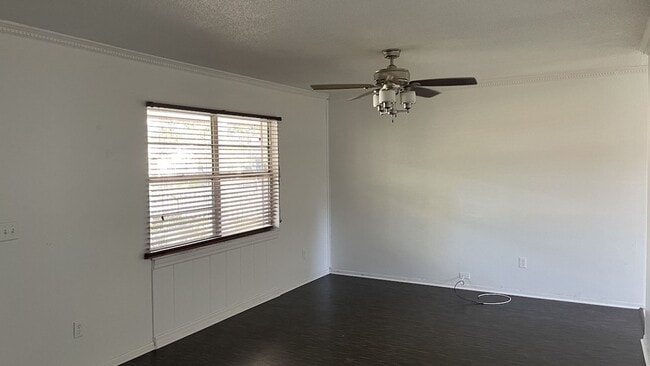 Building Photo - Cute 2/1 House in Casselberry with Updated Flooring