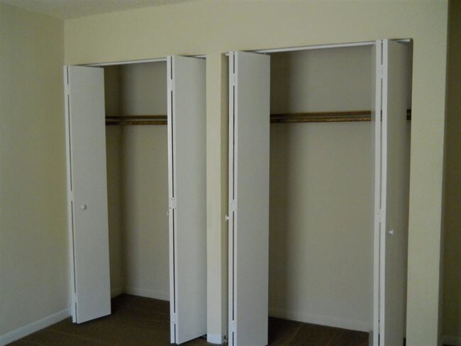 Building Photo - 3 bedroom Duplex 1 and 1/2 bath