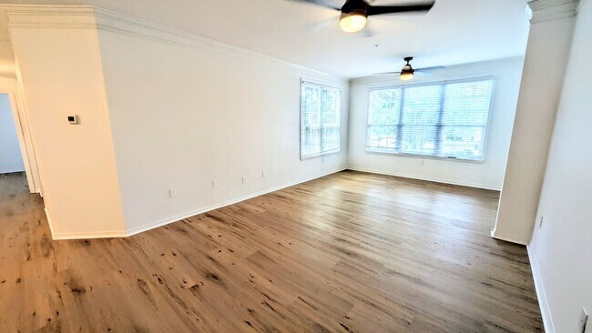 Foto del edificio - Annual unfurnished 2/2 condo in luxury development near Legacy Trail and Siesta Key.