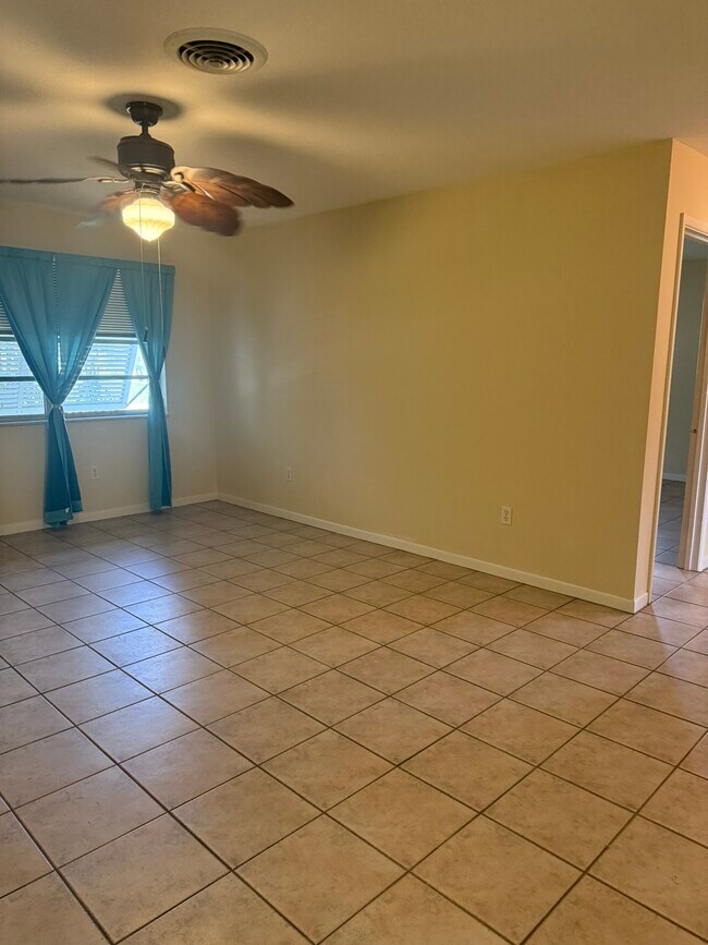 Foto del edificio - 2427 NW Holiday Ct