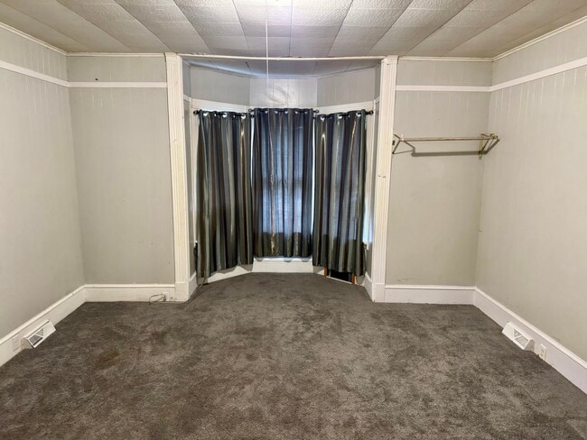 Building Photo - 914 8th Ave S