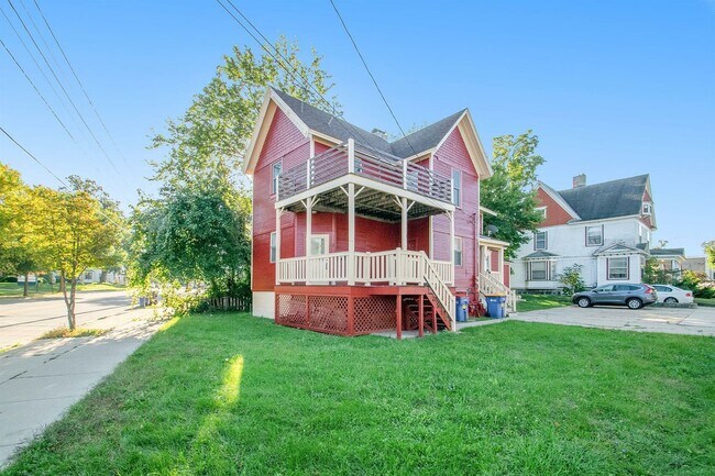 Building Photo - 804 Lake Dr SE
