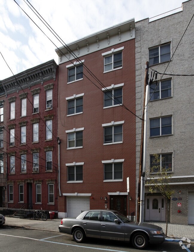 Building Photo - 604 Clinton St