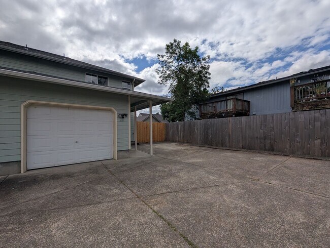 Foto del edificio - 2-Story, 3-Bedroom, 1.5-bath Duplex In Springfield!
