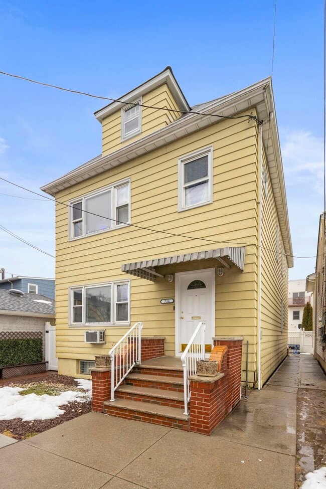 Building Photo - 736 2nd St