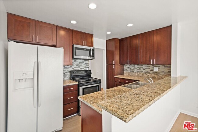Building Photo - 18004 Coastline Dr