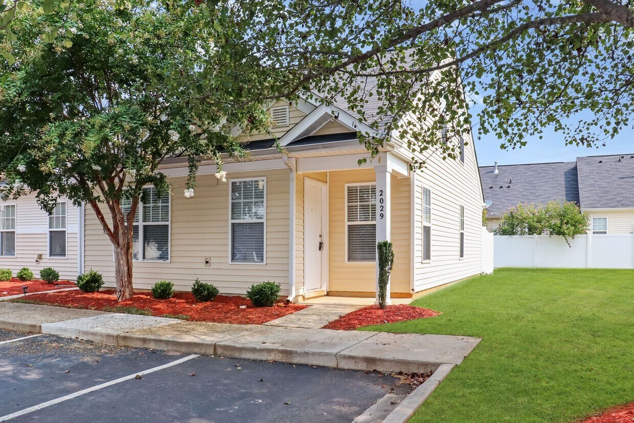 Primary Photo - Location! Location! 3 bedroom End Unit Tow...