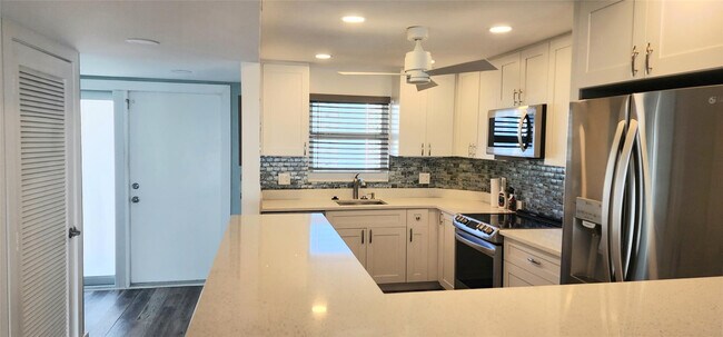 Foto del edificio - 299 N Riverside Dr