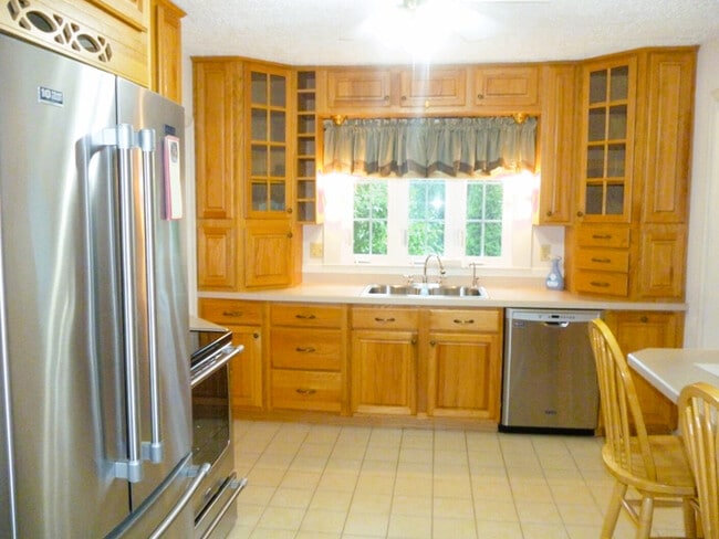 Building Photo - 6 Madeline St