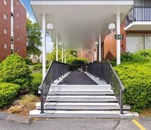 Foto del edificio - 20 Hammond Pond Pky