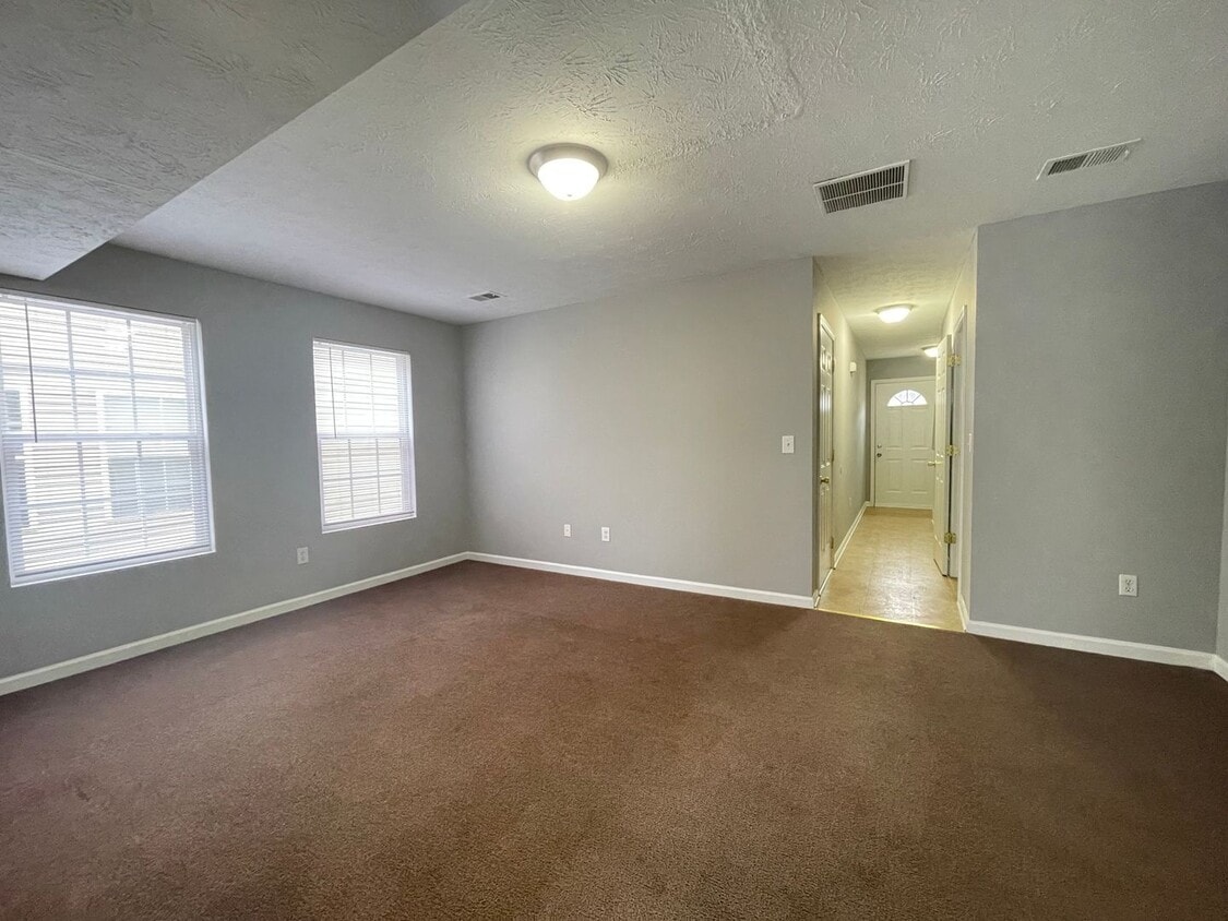 Primary Photo - 1423/1425 Creekside