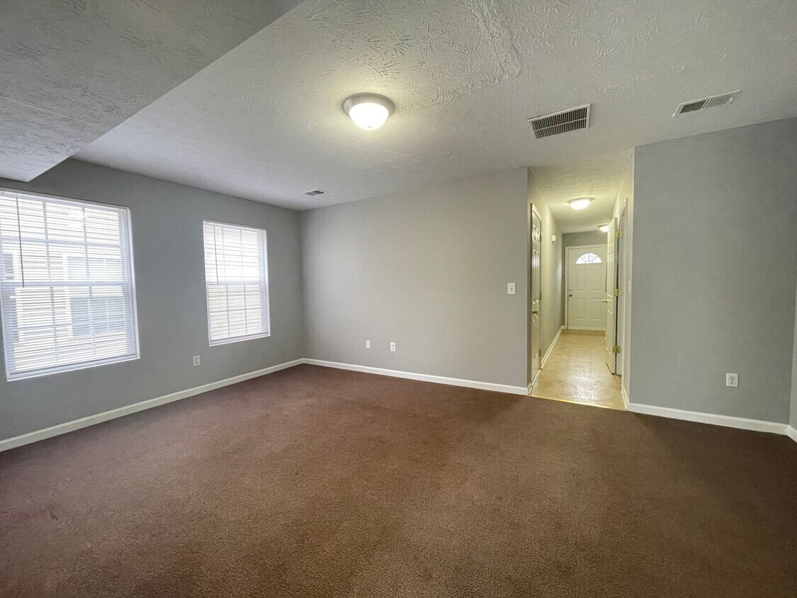 Primary Photo - 1423/1425 Creekside