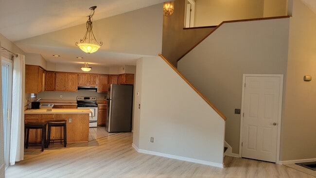 Building Photo - 615 Hilltop Ter