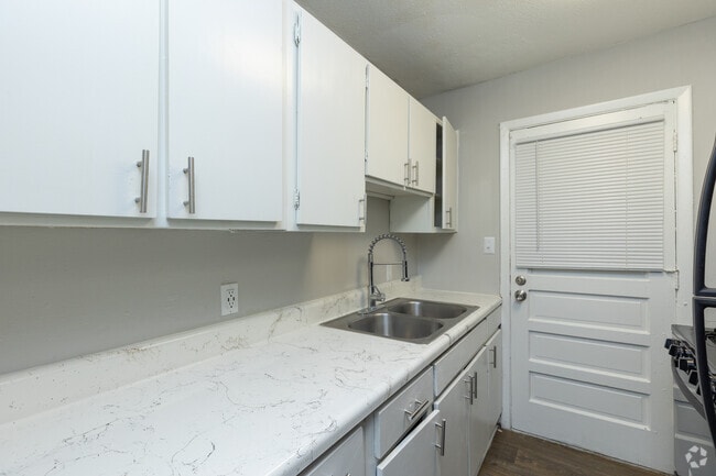 3BR, 1BA - 945SF - Classic - Kitchen - Pine Lake Village - SMP