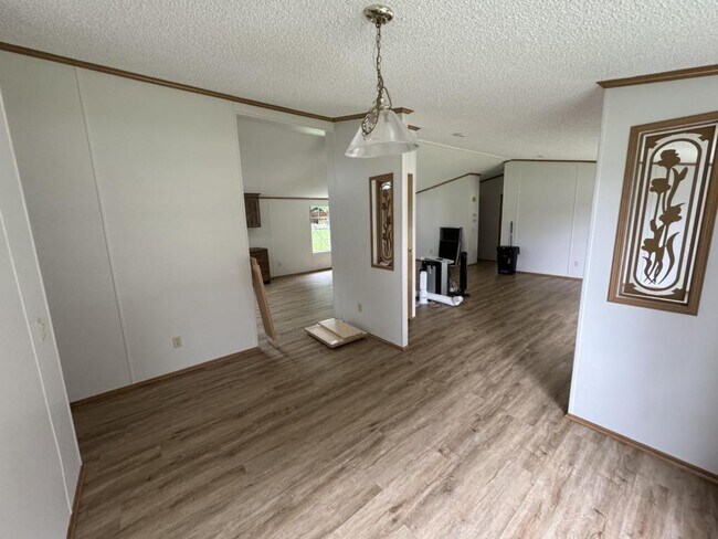 Building Photo - 1137 N Crown Hill Rd