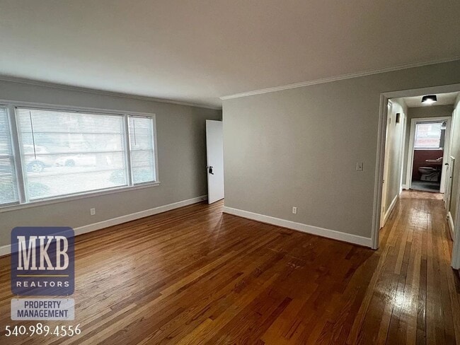 Foto del edificio - 2314 Wycliffe Ave SW