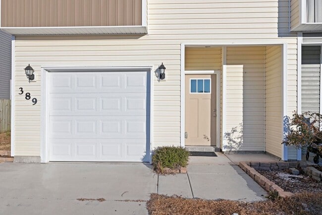 Building Photo - Townhouse For Rent!