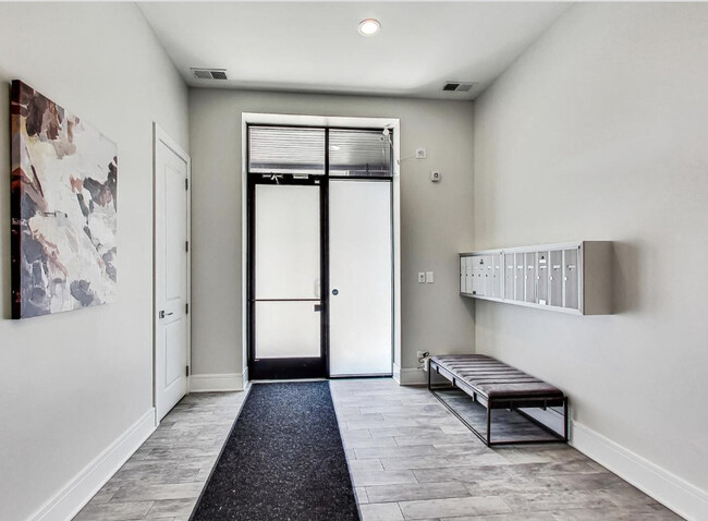 Building Photo - 2246 W Lawrence Ave