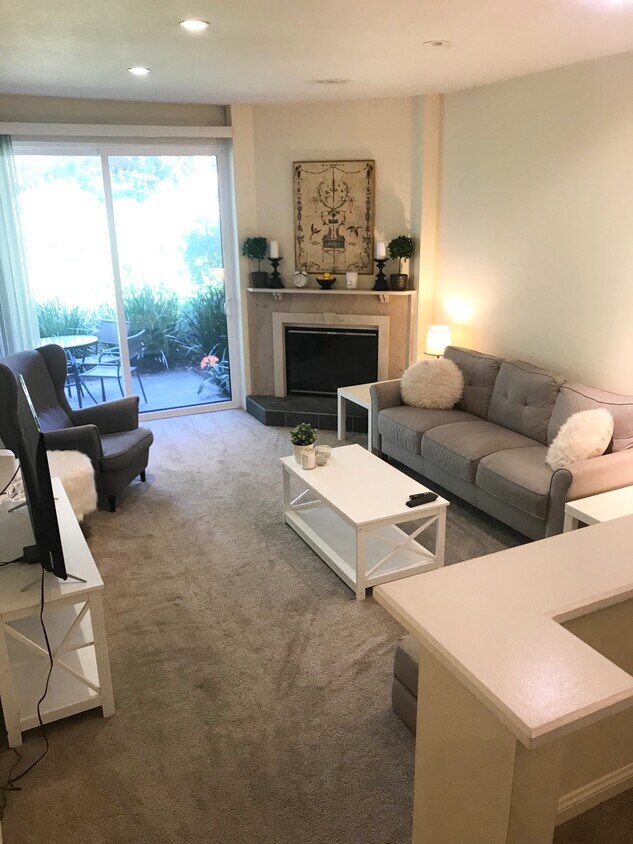 Living room, comes furnished or unfurnished - 507 Seaver Dr