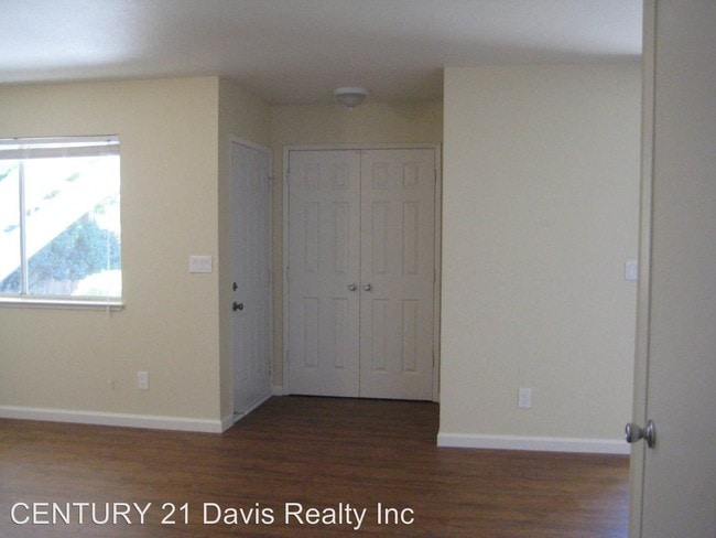 Building Photo - 2 br, 1 bath Apartment - 663 Whiting St #3