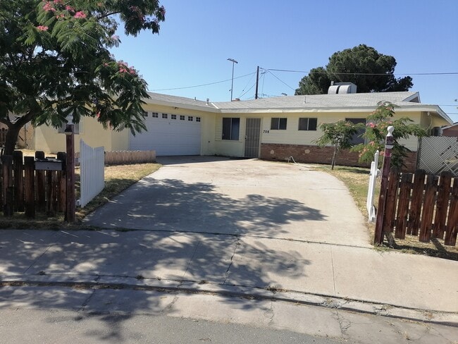 Building Photo - 708 Pinewood Ct