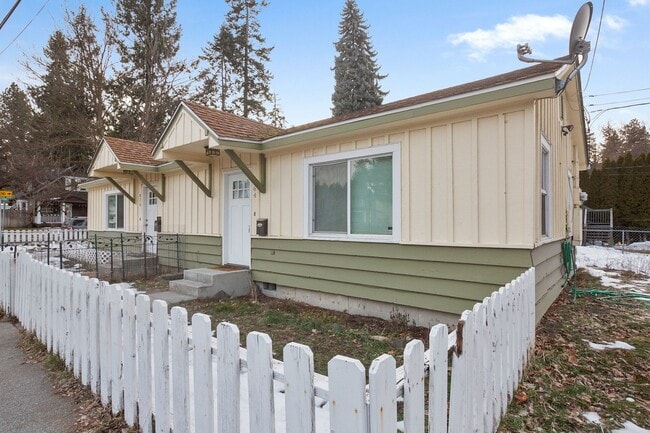 Building Photo - Great townhome near downtown Spokane