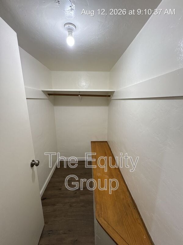Building Photo - 1031 W Tulare Ave