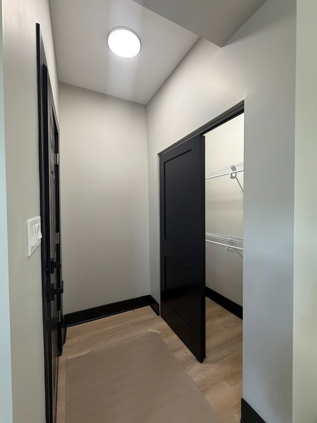 Building Photo - 5252 W Berteau Ave