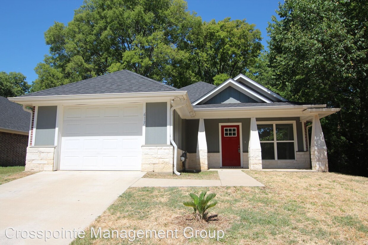 Primary Photo - 3 br, 2 bath House - 613 South Ross Ave