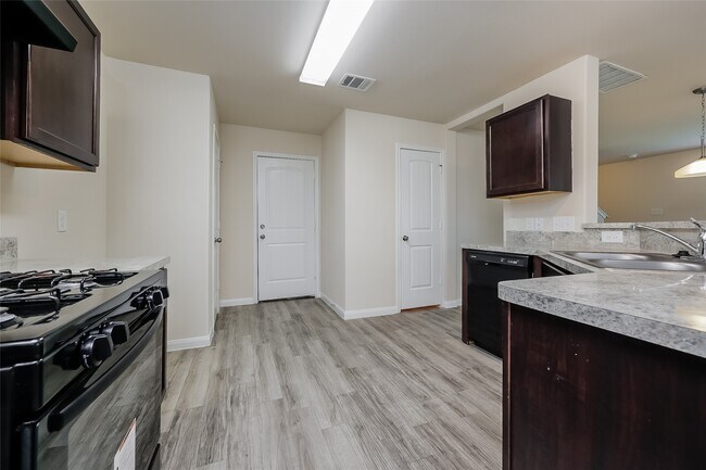 Foto del edificio - 4214 Silver Ranch Rd