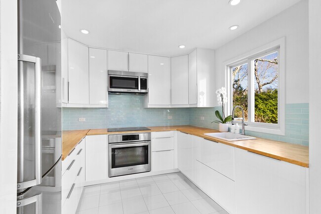 Building Photo - 45 Windward