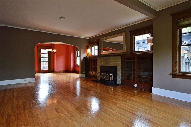 Building Photo - North End Craftsman With Detached Office /...