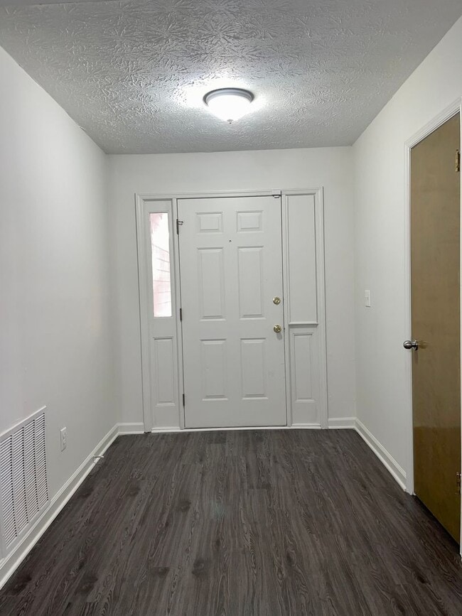 Building Photo - Spacious, Updated 3 Bed/2 Bath Ranch!