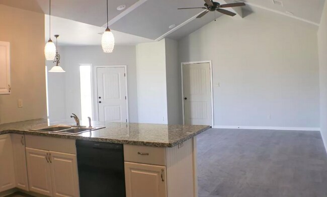 Foto del edificio - Beautiful Updated Duplex