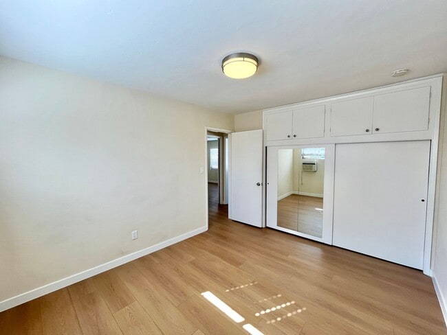 Foto del edificio - 4345 Central Ave