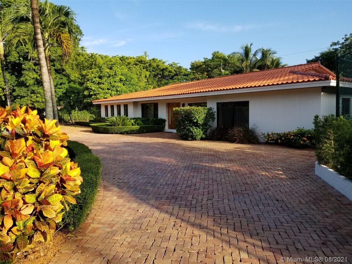 Foto principal - 5695 N Kendall Dr