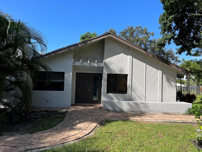 Building Photo - 4075 Palm Forest Dr N
