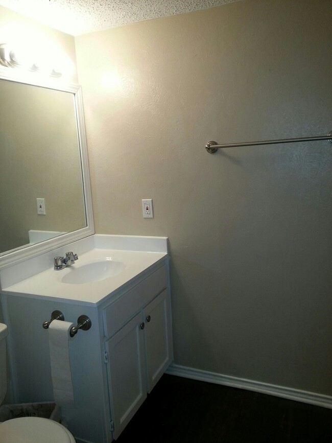 Building Photo - 116 Peachtree Court, Unit C