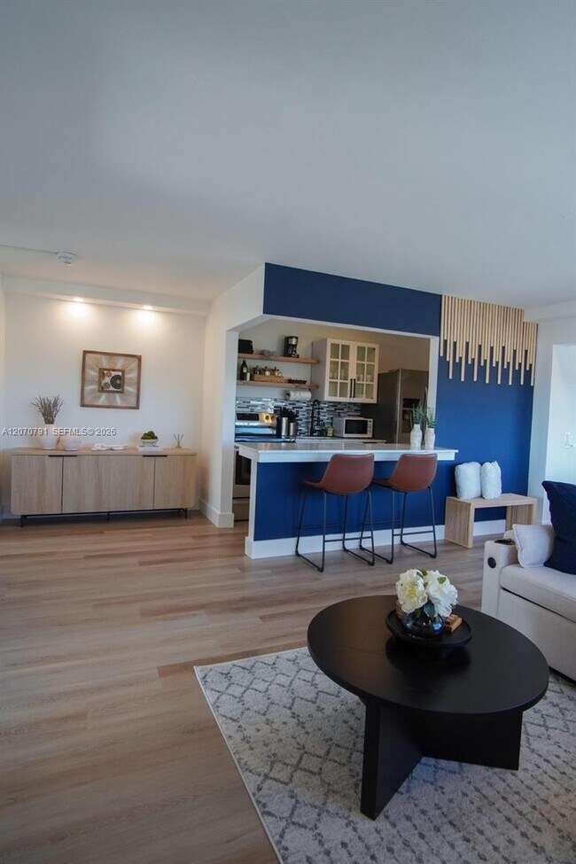Foto del edificio - 7904 West Dr