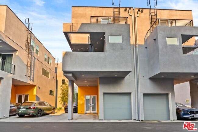 Foto del edificio - 3034 1/4 N Coolidge Ave