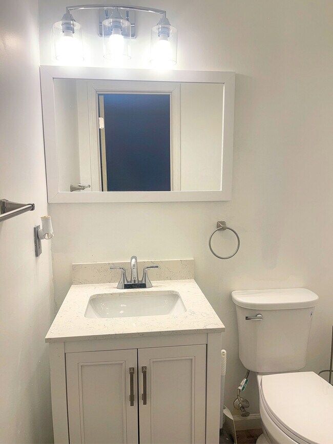 Medio baño - 1812 S Scott Ave