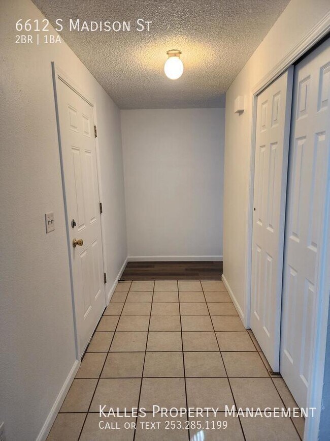 Building Photo - Cute 2 bedroom 1 bath Duplex in South Tacoma