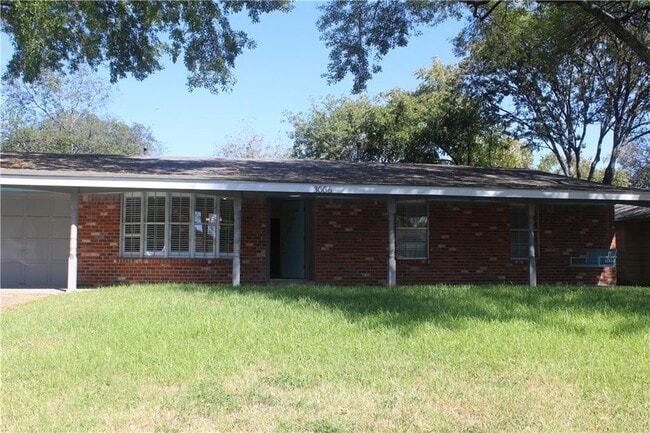 Building Photo - 3006 Maplelawn Cir