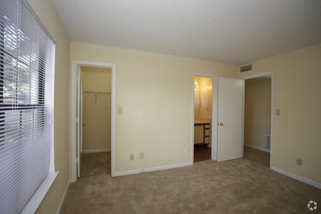 Master Bed 2brm /2bath - Oak Ridge Trace I Apartments Located in Morrow, GA